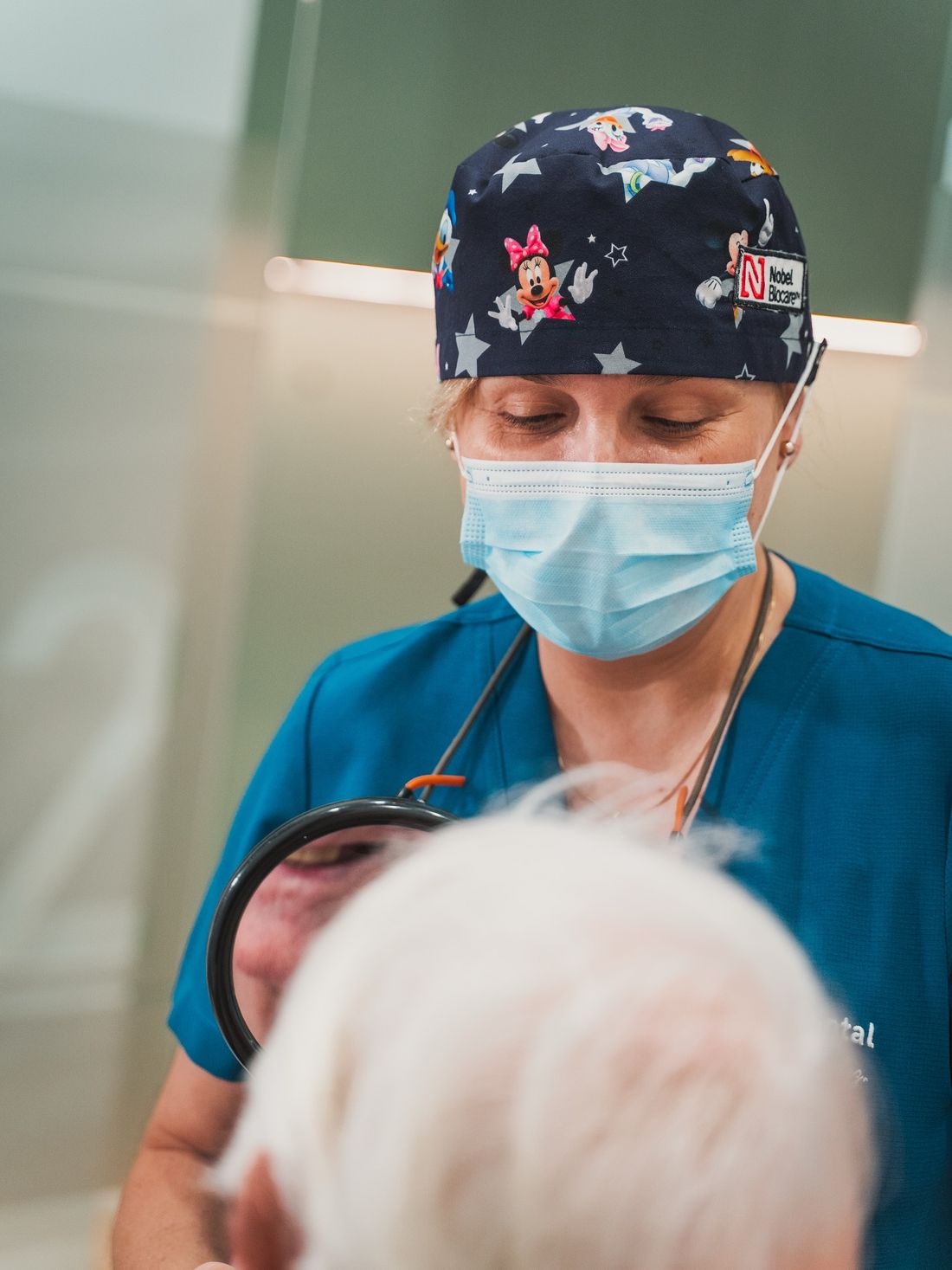 Doctora de Clínica Dental Guayero durante un tratamiento de implantes