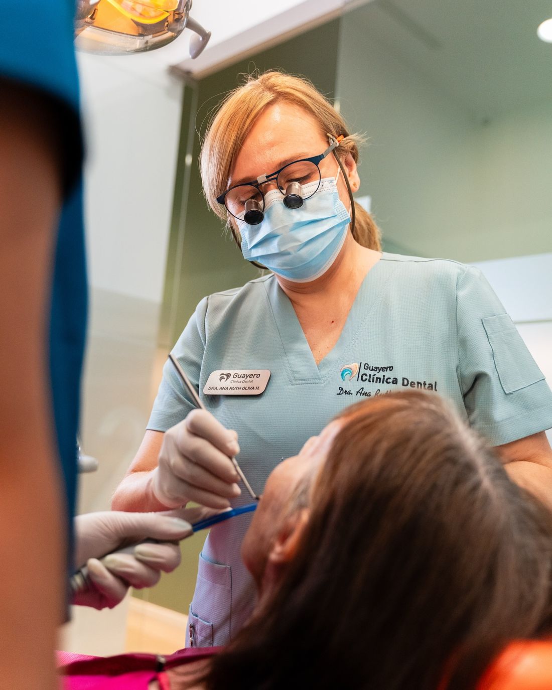 Dra. Ana Ruth Oliva Hernández durante una revisión dental